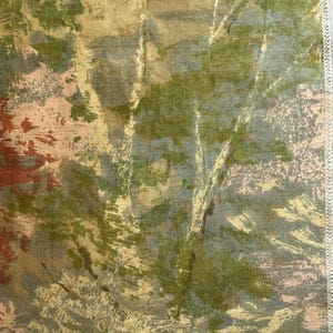 Könnte beinhalten: Textil mit einem gemalten Landschaftsdesign. Das Kunstwerk zeigt eine Waldszene mit grünen, braunen und rosa Farbtönen. Der Stoff hat eine rohe Kante auf der rechten Seite.