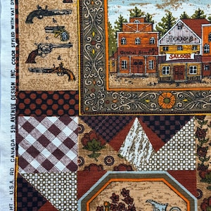 Könnte beinhalten: Ein Stoffpaneel mit Western-Thema. Es zeigt Illustrationen von Revolvern, einem Saloon und anderen Elementen. Die Farbpalette umfasst Brauntöne, Rot und Beige. Der Text "COPYRIGHT - U.S.A. RD. CANADA 5th AVENUE DESIGN INC. COLOR STYLED WITH VAT DYES- PRESHRUN" ist sichtbar.