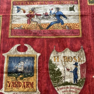 Könnte beinhalten: Roter Stoff mit Illustrationen im Vintage-Stil. Eine zeigt Figuren an einem Tisch, eine andere ein Schiff auf See und eine dritte einen Mann mit einem Vogel. Der Text enthält "STRANGERS RESORT" und "YARDARM".