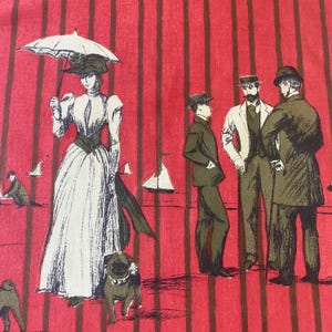 Könnte beinhalten: Rot-braun gestreifter Stoff mit einer Vintage-Illustration von Menschen am Strand. Eine Frau in einem langen Kleid und Sonnenschirm, Männer in Anzügen, Segelboote und ein Mops sind abgebildet.