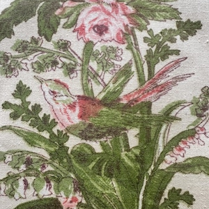 Könnte beinhalten: Ein Stoff mit einem botanischen Druck, der einen Vogel, Rosen und Blätter in Grün-, Rosa- und Rottönen zeigt. Das Design umfasst einen Vogel mit roten und rosa Akzenten, umgeben von grünen Blättern und rosa Rosen.