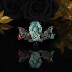 Anello di fidanzamento in agata muschiata taglio bara, anello in oro nero gotico con rubino, anello a forma di pipistrello con smeraldo a forma di pera, anello nuziale in onice nero a forma di pera