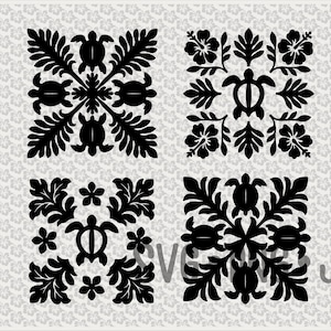 Op de afbeelding: Vier vierkante zwart-witte ontwerpen met schildpadden, bloemen en bladeren. Elk ontwerp is een symmetrisch patroon met een centraal element en omringende details. De achtergrond heeft een herhalend bloemenpatroon.