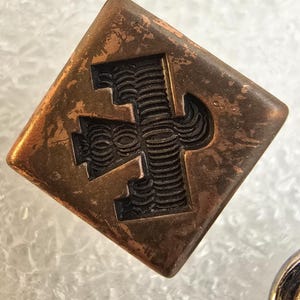 Alfinete de gravata Thunderbird em cobre. Com pátina perfeita.