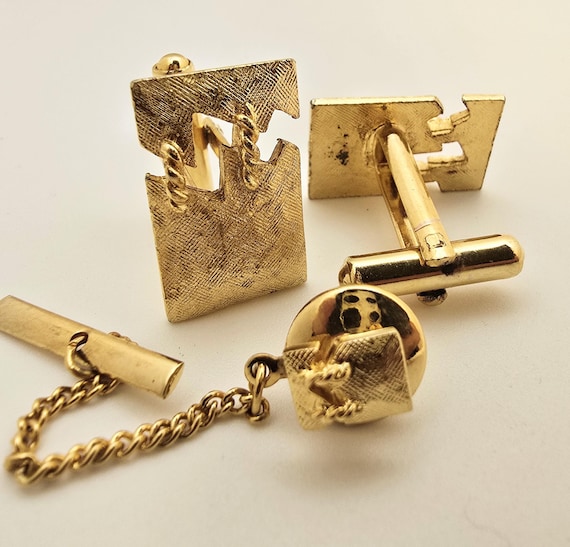 Gold rectangular cufflink and tie pin set. - image 1