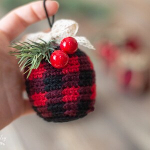 Crochet PATTERN : Crochet Buffalo Plaid Ornaments Bauble PDF Download Only image 4