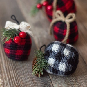 Crochet PATTERN : Crochet Buffalo Plaid Ornaments Bauble PDF Download Only image 1