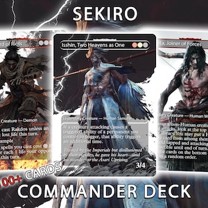 Puede incluir: Un mazo de Commander con tres cartas ilustradas con el título "SEKIRO" en la parte superior. Las cartas presentan personajes de fantasía y texto, con las palabras "100+ CARTAS" y "COMMANDER DECK" en la parte inferior.