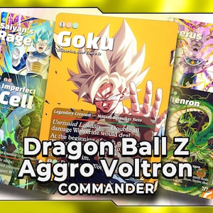 Può includere: Una collezione di carte Dragon Ball Z Aggro Voltron Commander. Le carte presentano vari personaggi come Goku, Cell e Shenron, con illustrazioni e testo vivaci. Le carte hanno uno schema di colori giallo, blu, verde e viola.