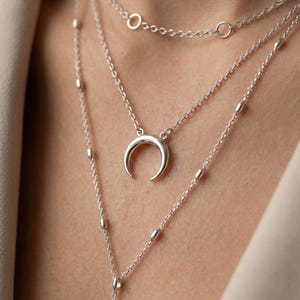 Collar de capas con luna creciente, delicada joyería celestial de plata.