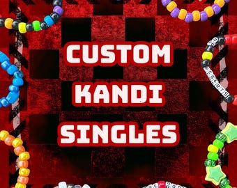 Puede incluir: Imagen que muestra pulseras individuales Kandi de colores. Las pulseras están hechas de varias cuentas en tonos de azul, verde, amarillo, naranja, morado y rojo. El texto "CUSTOM KANDI SINGLES" se muestra en una fuente blanca en negrita con un contorno rojo.