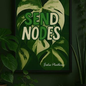 Op de afbeelding: Een ingelijste botanische print met grote groene en witte bladeren. De woorden "SEND NODES" staan in groene en witte blokletters. De naam van de kunstenaar, "Bailee Planthouse", staat rechtsonder. De print wordt gepresenteerd tegen een donkergroene muur.