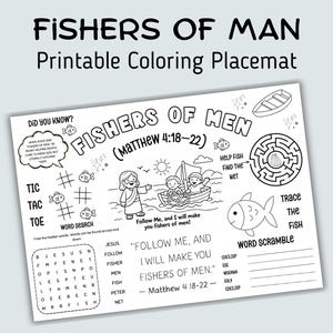 Puede incluir: Un mantel individual para colorear imprimible en blanco y negro con el texto "FISHERS OF MAN". El mantel individual incluye ilustraciones de Jesús, un barco, peces y juegos de palabras. Se ven lápices de colores en la esquina.
