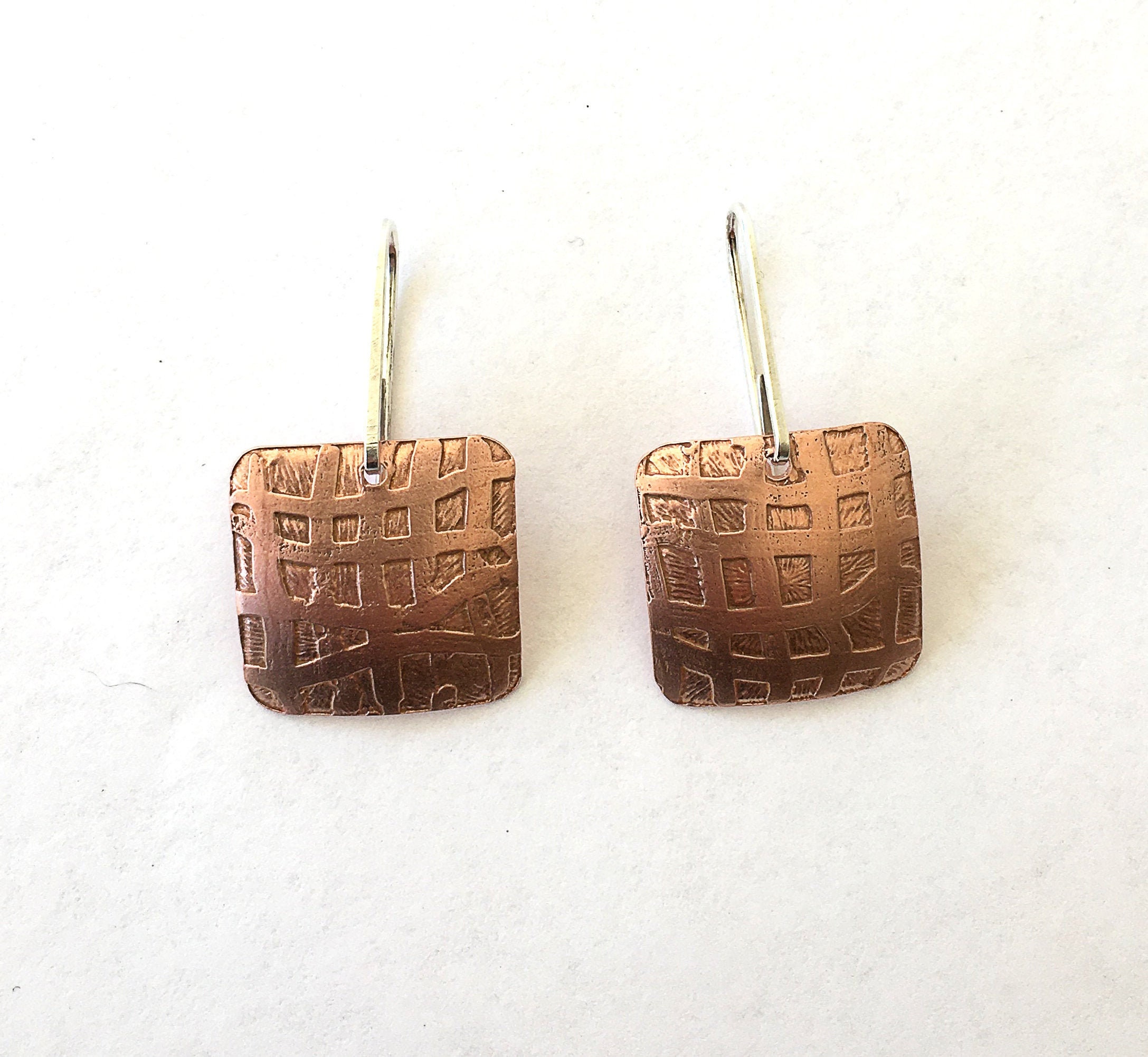 Cobre grabado a mano / Pendientes de rejilla cuadrada | Etsy