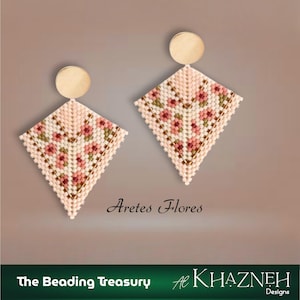Könnte beinhalten: Ein Paar Perlenohrringe mit geometrischem Design. Die Ohrringe haben eine rautenförmige Form mit einem Blumenmuster aus rosa, grünen und braunen Perlen. Die Oberseite der Ohrringe ist eine goldfarbene Scheibe. Der Text "Aretes Flores" ist sichtbar.
