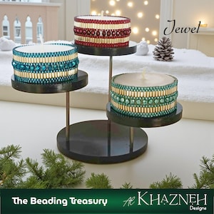 Op de afbeelding: Een kandelaar met drie niveaus met drie kralen kaarsen. De kaarsen zijn teal, goud en rood. De tekst "Jewel" staat in de rechterbovenhoek. De tekst "The Beading Treasury" en "Al Khazneh Designs" staan onderaan.