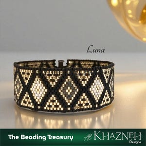 Op de afbeelding: Een zwart kralenarmband met een geometrisch ruitpatroon in wit en zilver. De armband is breed en heeft een sluiting. De tekst "Luna" staat boven de armband en de tekst "The Beading Treasury" en "Al Khazneh Designs" staan eronder.