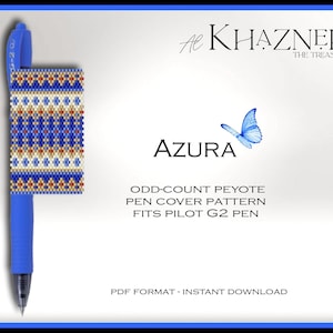 Op de afbeelding: Een blauwe Pilot G2 pen met een patroon penhoes. De penhoes heeft een geometrisch ontwerp in blauw, wit en goud. De afbeelding bevat de tekst "AZURA" en "ODD-COUNT PEYOTE PEN COVER PATTERN FITS PILOT G2 PEN."