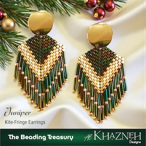 Könnte beinhalten: Juniper Kite-Fringe Ohrringe. Diese Ohrringe haben einen goldenen Scheibentop mit einem geometrischen Design aus grünen, goldenen und weißen Perlen. Die Ohrringe haben ein Fransen-Design und werden auf einem weißen Satinhintergrund präsentiert. Der Text "The Beading Treasury" ist sichtbar.