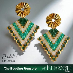 Può includere: Un paio di orecchini a forma di aquilone con perline con un perno floreale color oro. Gli orecchini presentano un motivo a zig-zag bianco e verde con dettagli color oro. Il testo "Jadelin Kite Earrings" è visibile.
