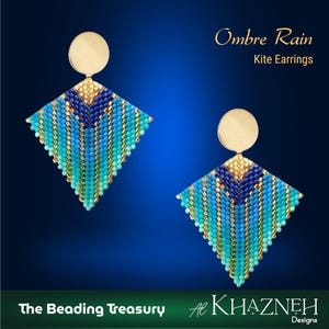 Könnte beinhalten: Ombre Rain Drachen-Ohrringe. Diese Ohrringe haben einen goldenen Scheibentop und ein rautenförmiges Design. Die Raute ist mit Blau-, Türkis- und Goldtönen bestickt. Der Text "The Beading Treasury" und "Al Khazneh Designs" befindet sich unten.