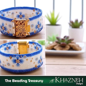 Puede incluir: Una pulsera de cuentas con base blanca, estampado floral azul y detalles dorados. La pulsera presenta un cierre dorado con un diseño ornamentado. El diseño incluye el texto "The Beading Treasury" y el nombre del diseñador.