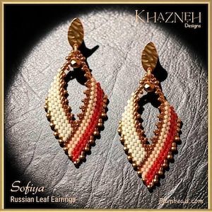 Peut inclure: Une paire de boucles d'oreilles pendantes avec un motif de perles tissées en forme de losange blanc, rose clair et rouge, bordé de perles dorées métalliques. Chaque boucle est suspendue à un clou doré ovale texturé. Texte : KHAZNEH Designs et Sofiya Russian Leaf Earrings.
