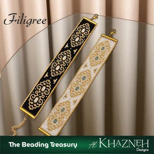 Peut inclure: Deux bracelets perlés avec des motifs géométriques complexes. L'un est noir avec des accents dorés, l'autre est blanc avec des accents dorés et turquoise. Les bracelets ont des fermoirs dorés et sont présentés sur une surface réfléchissante. Le texte "Filigree" et "The Beading Treasury" est inclus.