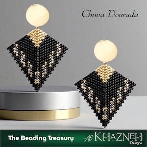 Könnte beinhalten: Geometrische Ohrringe mit goldenem Scheibenaufsatz und rautenförmigem Perlendesign. Die Ohrringe haben schwarze, goldene und silberne Perlen. Der Text "Chuva Dourada" ist zu sehen, sowie die Markennamen "The Beading Treasury" und "Al Khazneh Designs".