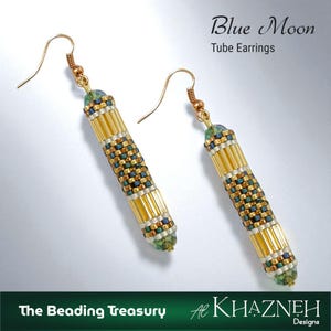 Può includere: Un paio di orecchini a tubo con ganci e dettagli in metallo color oro. Gli orecchini sono cilindrici, con sezioni alternate di perline dorate e verde scuro. La parte superiore e inferiore di ogni orecchino hanno dettagli verdi e oro. Il testo "Blue Moon Tube Earrings" è visibile.