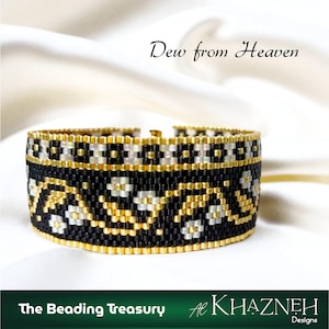 Może przedstawiać: Bransoletka z koralików z czarno-złoto-białym geometrycznym wzorem. Obraz zawiera tekst "Dew from Heaven" i "The Beading Treasury". Bransoletka ma około 3,8 cm szerokości.