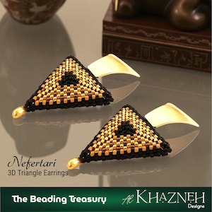 Puede incluir: Un par de pendientes triangulares 3D Nefertari. Los pendientes presentan un diseño triangular de cuentas negras, doradas y marrones con un acento dorado y una cuenta dorada en forma de lágrima. El texto "The Beading Treasury" y "Al Khazneh Designs" son visibles.