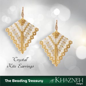 Könnte beinhalten: Ein Paar "Crystal" Kite-Ohrringe. Diese Ohrringe haben ein Drachen-Design mit weißen und goldenen Perlen. Die Ohrringe haben einen goldfarbenen Haken und stammen von "The Beading Treasury" von Al Khazneh Designs.