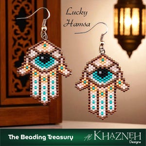 Peut inclure: Paire de boucles d'oreilles Hamsa perlées avec un motif d'œil turquoise. Les boucles d'oreilles sont faites de perles blanches, marron et dorées. Le texte "Lucky Hamsa" est au-dessus des boucles d'oreilles. Le texte "The Beading Treasury" et "Al Khazneh Designs" est en bas.