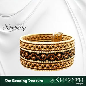 Op de afbeelding: Een brede kralenarmband met een geometrisch patroon in tinten goud, bruin en zwart. De armband heeft een goudkleurige sluiting. De tekst "Kimberly" staat in cursief. De tekst "The Beading Treasury" en "Al Khazneh Designs" zijn ook zichtbaar.