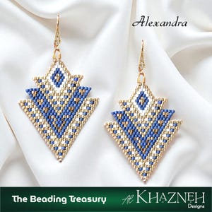 Op de afbeelding: Een paar geometrische kralen oorbellen in blauw, wit en goud. De oorbellen hebben een gelaagd, driehoekig ontwerp met een ruitpatroon aan de bovenkant. De tekst "Alexandra" staat boven de oorbellen. De tekst "The Beading Treasury" en "Al Khazneh Designs" staan onderaan.