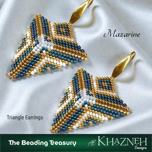 Puede incluir: Un par de pendientes triangulares con un gancho dorado. Los pendientes están hechos de pequeñas cuentas de colores en blanco, dorado y verde azulado. El texto "Triangle Earrings" es visible. El texto "Mazarine" también es visible.