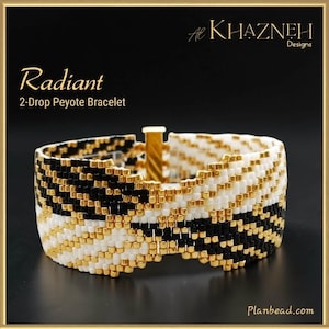 Może przedstawiać: Bransoletka peyote 2-drop z geometrycznym wzorem z czarnych, białych i metalicznych złotych koralików. Tekst "Al Khazneh Designs", "Radiant", "2-Drop Peyote Bracelet" oraz "Planbead.com" jest widoczny na czarnym tle.
