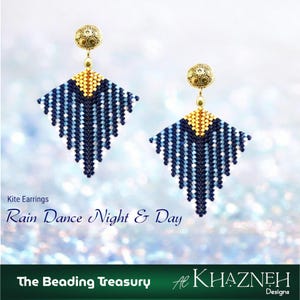 Könnte beinhalten: Kite-förmige Ohrringe mit einem Perlendesign in Blau- und Weißtönen, akzentuiert mit goldfarbenen Details. Die Ohrringe sind an einem goldfarbenen Stecker befestigt. Der Text "Rain Dance Night & Day" ist sichtbar.