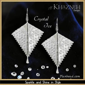 Könnte beinhalten: Ein Paar silberfarbene, kristallbesetzte Ohrringe mit einem geometrischen, rautenförmigen Design. Die Ohrringe haben einen tropfenförmigen Anhänger am unteren Ende. Die Worte "Crystal Ice" sind kursiv geschrieben. Der Text "Sparkle and Shine in Style" ist ebenfalls enthalten.