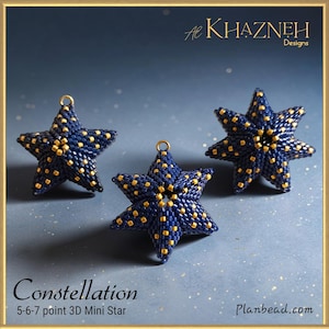 Op de afbeelding: Drie 3D-sterrenhangers gemaakt van donkerblauwe en gouden kraaltjes. Elke ster heeft een klein gouden ringetje aan de bovenkant. De tekst "AE KHAZNEH Designs" en "Constellation 5-6-7 point 3D Mini Star Planbead.com" is zichtbaar.