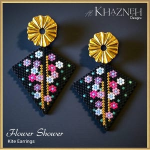 Puede incluir: Pendientes en forma de cometa con un diseño de cuentas negras con un patrón floral en rosa, blanco y azul. Los pendientes tienen tachuelas circulares doradas. Se muestra el texto "Flower Shower" y "Kite Earrings".