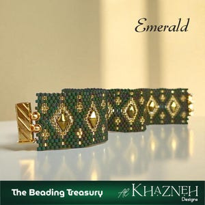 Pode incluir: Pulseiras de contas esmeralda com detalhes dourados. As pulseiras são verde-escuras com enfeites dourados em forma de diamante. O fecho é dourado. O texto "Emerald" está no topo, e "The Beading Treasury" e "Al Khazneh Designs" estão na parte inferior.
