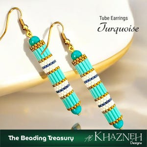 以下が含まれることがあります： ゴールドカラーのフックが付いた、ターコイズ色のチューブイヤリング。 イヤリングは円筒形で、ターコイズ、白、ネイビーブルーのビーズが特徴です。 画像には「Tube Earrings Turquoise」という文字が見えます。 The Beading TreasuryとAl Khazneh Designsも表示されています。