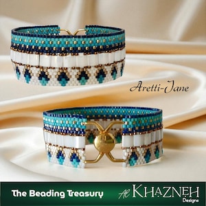 Può includere: Due braccialetti di perline con chiusura dorata. I braccialetti presentano un motivo di perline bianche, turchesi e blu navy. Il testo "Aretti-Jane" è visibile. La parte inferiore dell'immagine presenta il testo "The Beading Treasury" e "Al Khazneh Designs".