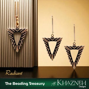 Può includere: Un set di collana e orecchini con pendenti a triangolo. I pendenti sono neri con dettagli di perline dorate e bianche. La collana ha una catena dorata. È visibile la parola "Radiant".