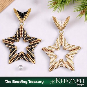 Può includere: Un paio di orecchini a forma di stella. Un orecchino presenta un design di perline nere, oro e bianco, mentre l'altro ha un motivo di perline bianche e oro. Gli orecchini sono sospesi da un elemento superiore color oro. Il testo "The Beading Treasury" e "Al Khazneh Designs" è in basso.