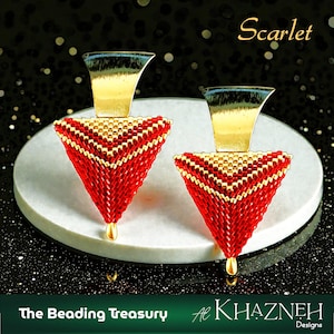 Może przedstawiać: Para ręcznie robionych kolczyków ze złotą górą i czerwono-złotym wzorem z koralików w kształcie trójkąta. Kolczyki są prezentowane na białej, okrągłej powierzchni na ciemnym tle. Słowo "Scarlet" jest napisane złotą czcionką.