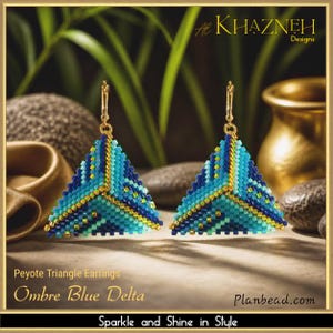 Peut inclure: Une paire de boucles d'oreilles triangulaires Ombre Blue Delta Peyote. Les boucles d'oreilles sont faites de petites perles colorées dans les tons de bleu et d'or. Elles ont un crochet doré et le texte "Sparkle and Shine in Style".