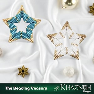 Può includere: Due decorazioni a forma di stella con perline. Una è turchese e oro, l'altra è bianca e oro. Le stelle sono su uno sfondo di raso bianco. Il testo "The Beading Treasury" e "Al Khazneh Designs" è in basso.